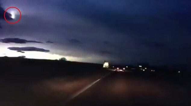 В Шотландии ночное небо озарил пугающий "огненный шар": видеофакт