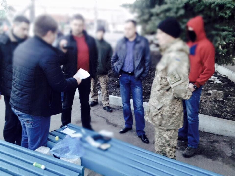 На Донбасі полковника поліції зловили на вимаганні хабара в 90 000 грн