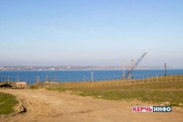 Спецтехника и колючая проволока: в сети появились свежие фото и видео строительства Керченского моста