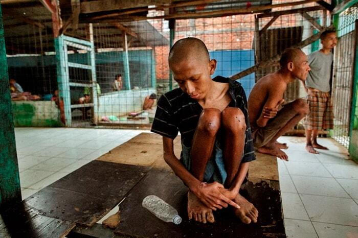 Шокирующие фото психиатрических лечебниц в Индонезии