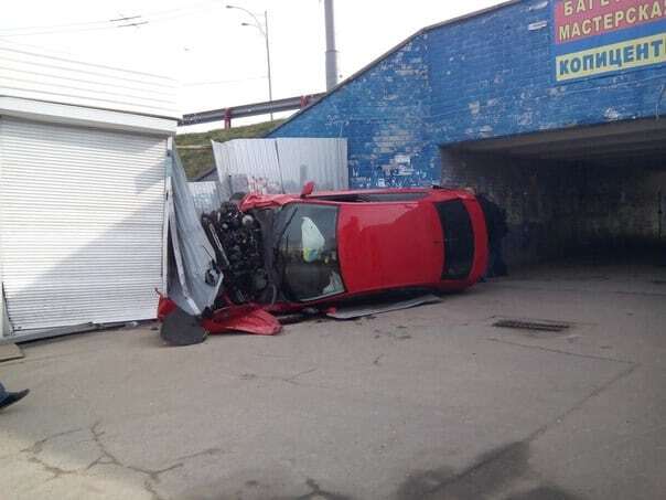 У Києві автомобіль впав з кільця на кіоски: фото з місця ДТП