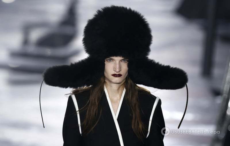 Louis Vuitton на Неделе моды в Париже представил огромную шапку-ушанку