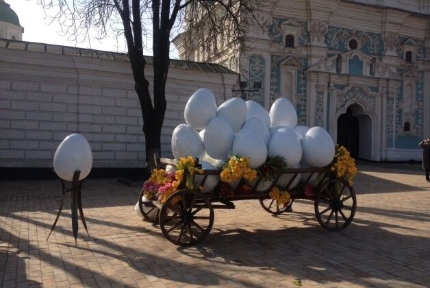 В центре Киева появились телеги с гигантскими яйцами: фотофакт