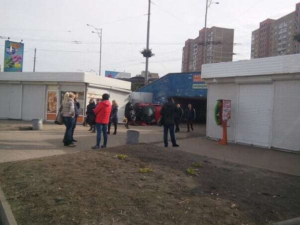 В Киеве автомобиль свалился с кольца на киоски: фото с места ДТП
