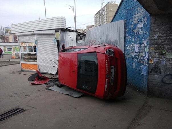 У Києві автомобіль впав з кільця на кіоски: фото з місця ДТП