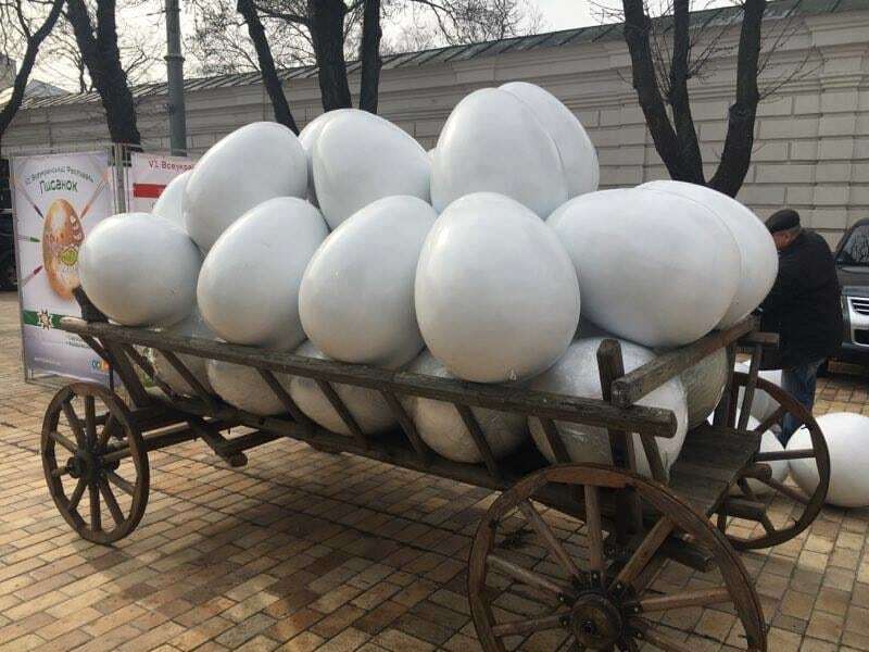 В центре Киева появились телеги с гигантскими яйцами: фотофакт