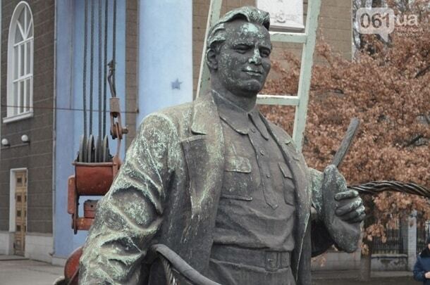 Отправили отдыхать: в Запорожье убрали памятники Дзержинскому и Кирову