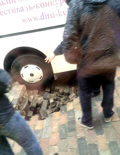НП у центрі Києва: під автобусом провалилася бруківка