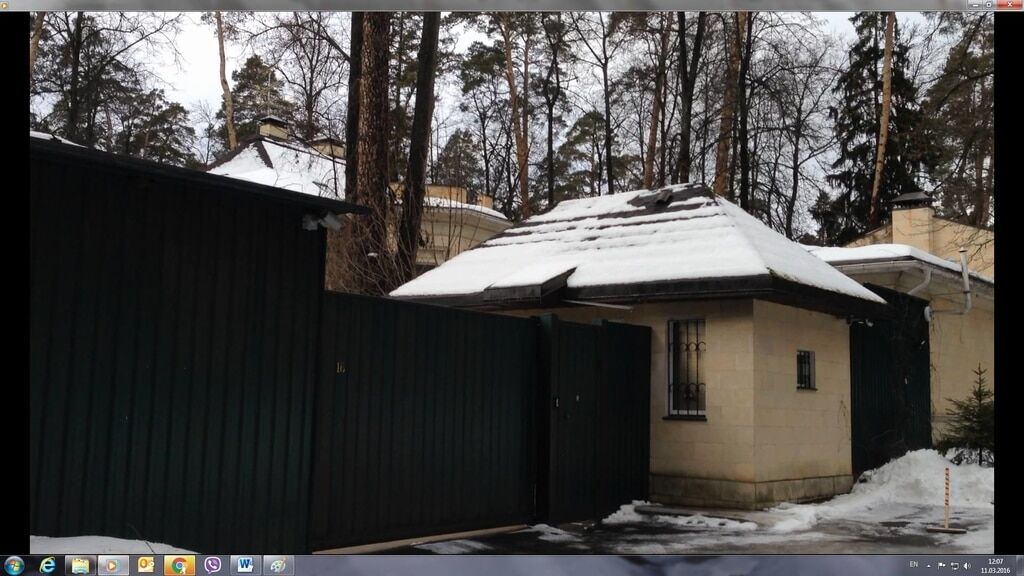 "Сиделец" Азаров живет рядом с "путинскими слугами" в доме на 1000 кв. метров: фоторепортаж