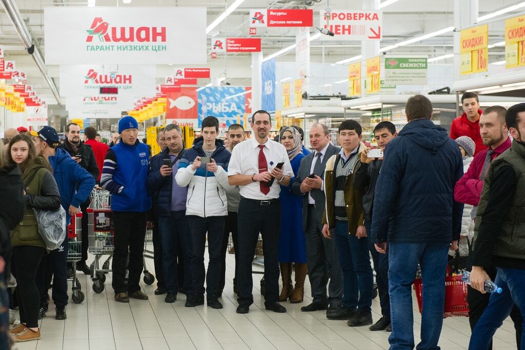 В московском гипермаркете "умерли от истощения" десятки людей: фоторепортаж