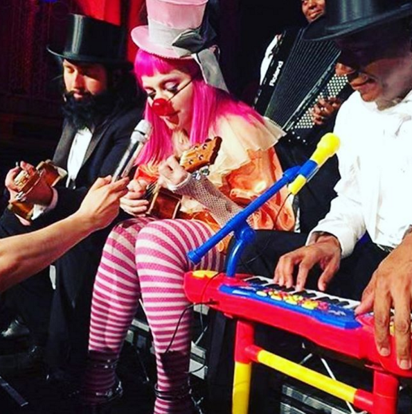 57-летняя Мадонна вышла на сцену в костюме клоуна и расплакалась