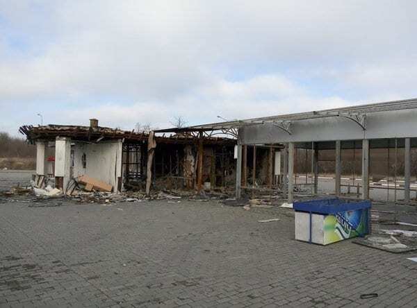 Мусор и безжизненные руины: в СМИ показали фото донецкого автовокзала