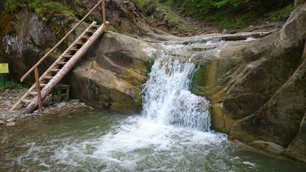 На Буковине засыпали уникальный водопад, превратив его в дорогу для лесовозов - СМИ