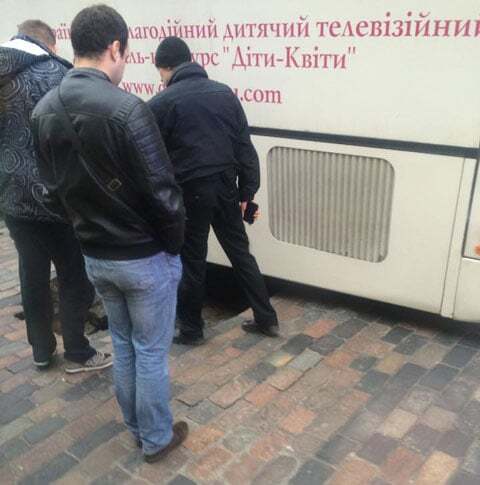 ЧП в центре Киева: под автобусом провалилась брусчатка