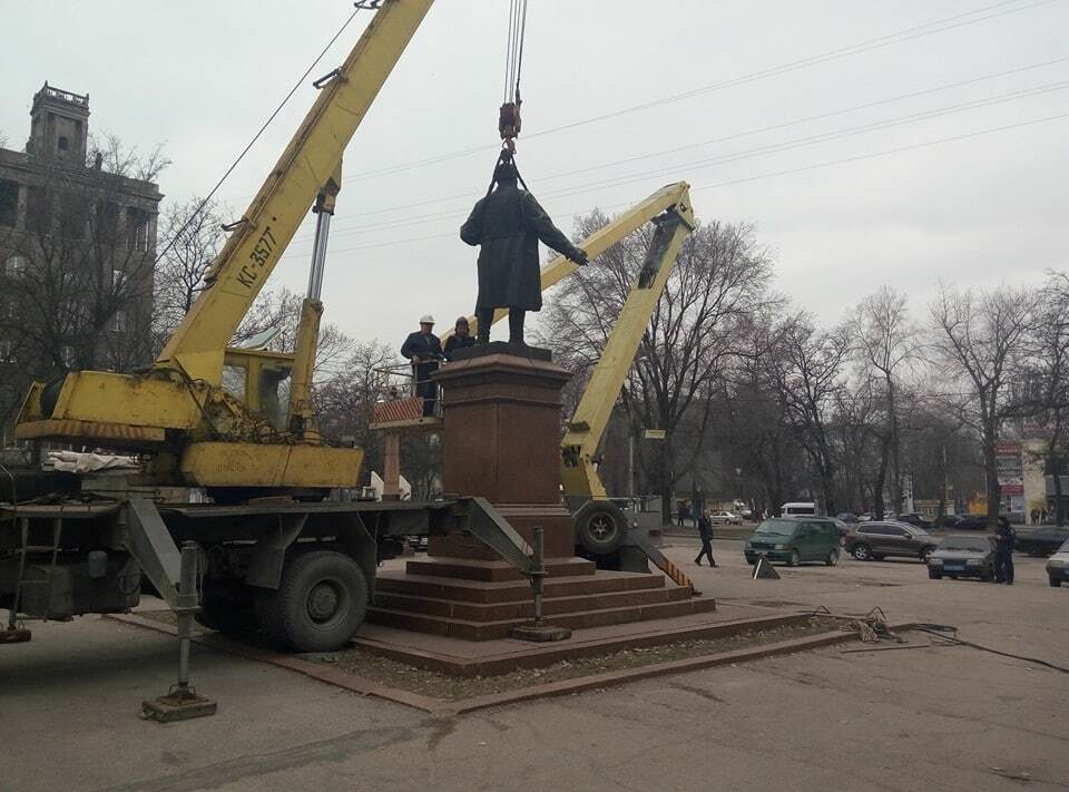 В Запорожье снесли памятник Кирову: фото- и видеофакт