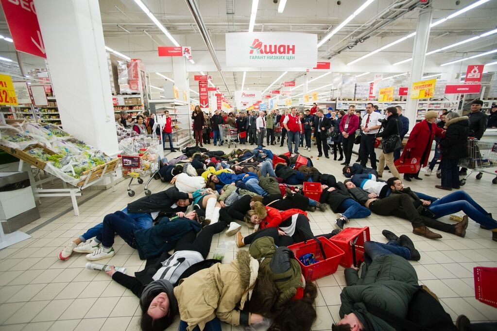 В московском гипермаркете "умерли от истощения" десятки людей: фоторепортаж