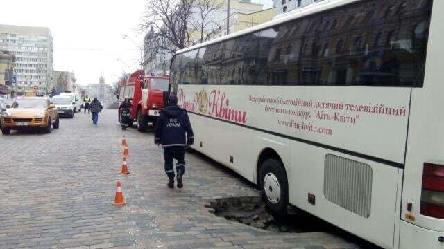У центрі Києва через провал обмежено рух транспорту