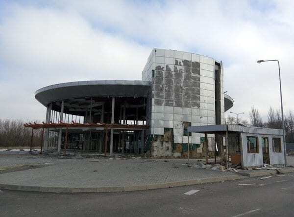 Мусор и безжизненные руины: в СМИ показали фото донецкого автовокзала