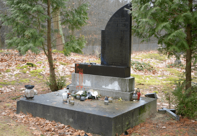 "В інтересах Росії": в Польщі вандали зруйнували пам'ятник солдатам УПА