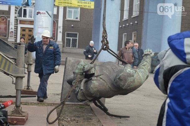 Отправили отдыхать: в Запорожье убрали памятники Дзержинскому и Кирову