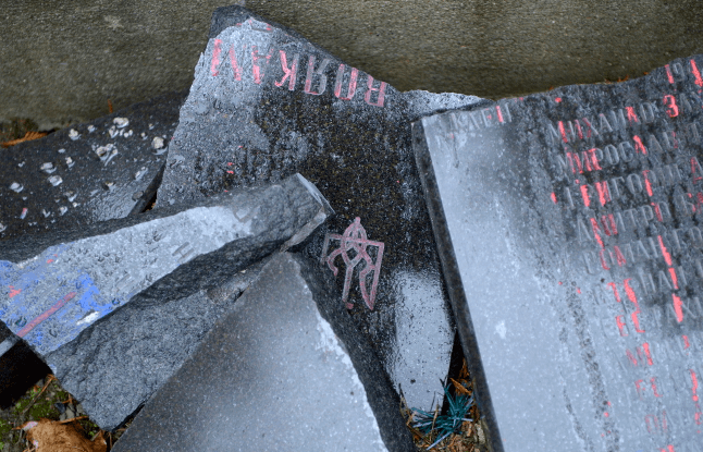 "В інтересах Росії": в Польщі вандали зруйнували пам'ятник солдатам УПА