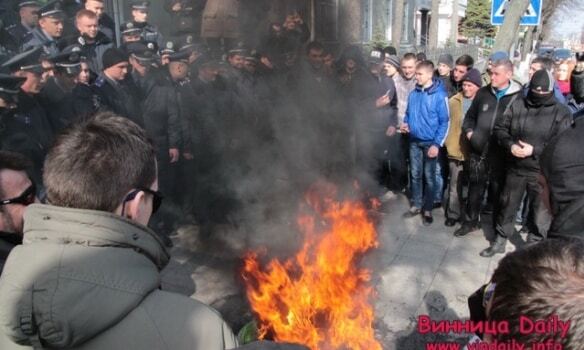 У Вінниці під час протесту облили водою начальника Нацполіції області: фоторепортаж