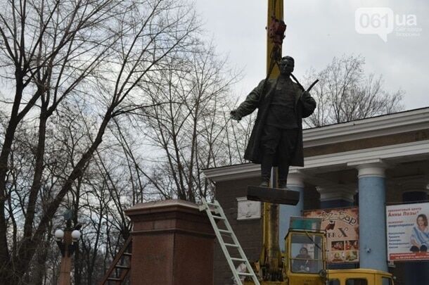 Отправили отдыхать: в Запорожье убрали памятники Дзержинскому и Кирову