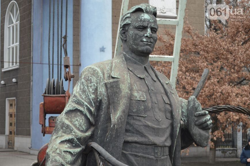 В Запорожье снесли памятник Кирову: фото- и видеофакт