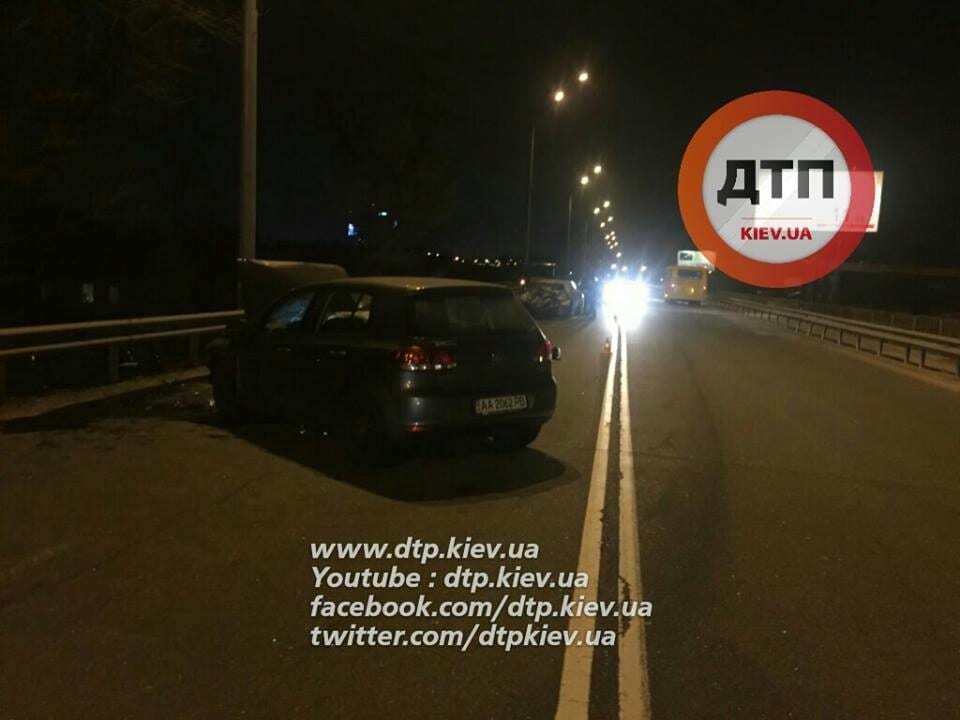 ДТП в Киеве: возле базы "Динамо" лоб в лоб столкнулись Folkswagen и Porsche