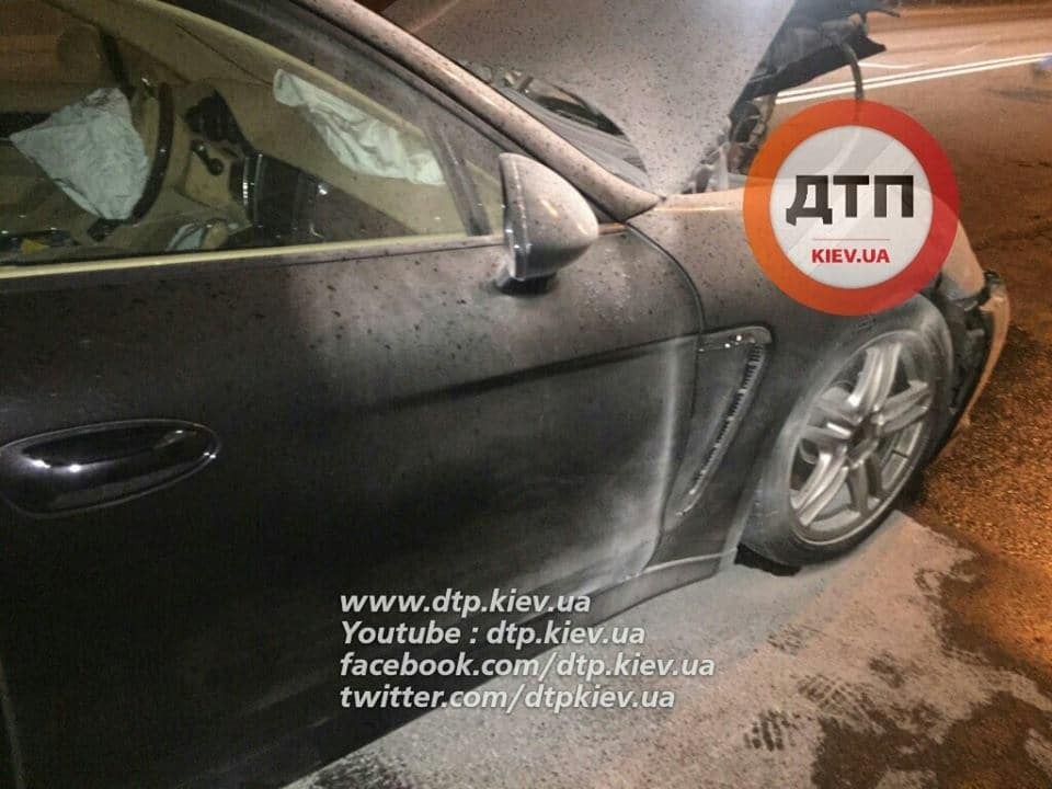 ДТП в Києві: біля бази "Динамо" лоб в лоб зіткнулися Folkswagen і Porsche