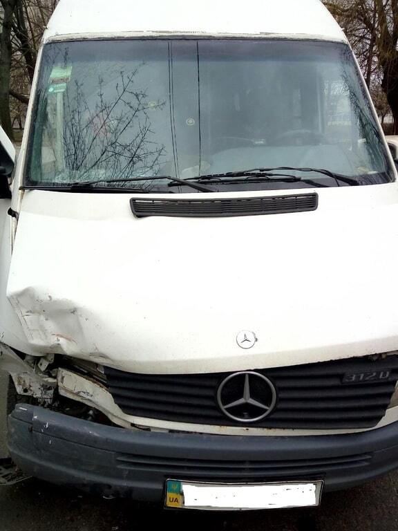 На Киевщине бус врезался в автомобиль: пострадали двое детей