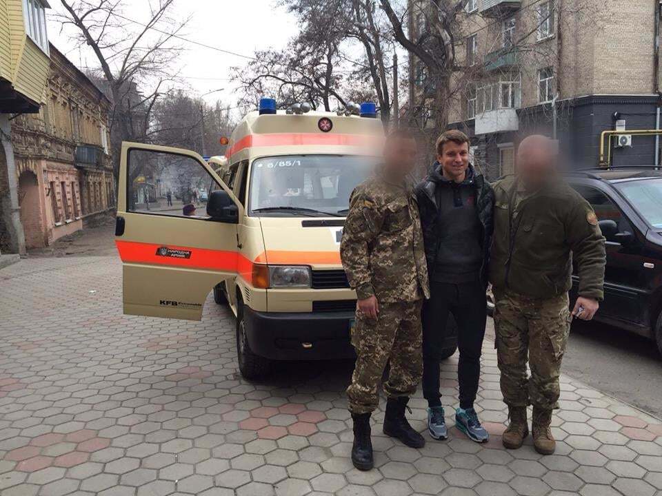 Футболисты "Днепра" подарили военным в АТО машину "скорой помощи"