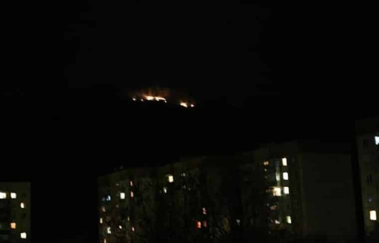 Поруч з Мукачевим спалахнула пожежа, городяни стурбовані: фото з місця події