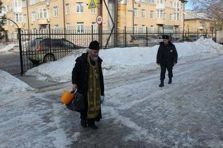 Православное безумие: в России поп в полиции "изгонял нечисть". Опубликованы фото