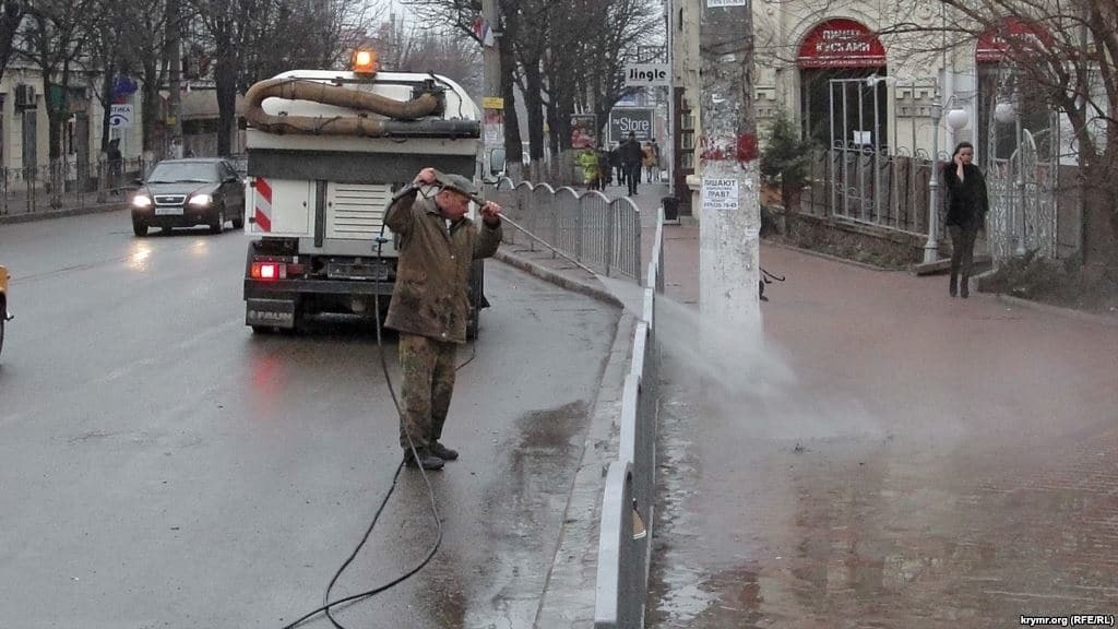 Зато не украинской: в оккупированном Симферополе моют улицы дефицитной водой