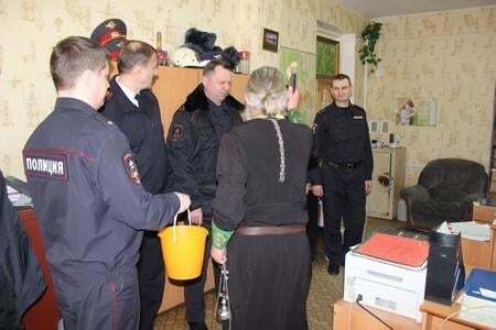 Православное безумие: в России поп в полиции "изгонял нечисть". Опубликованы фото