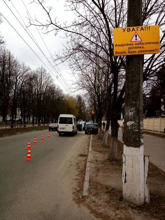 На Киевщине бус врезался в автомобиль: пострадали двое детей