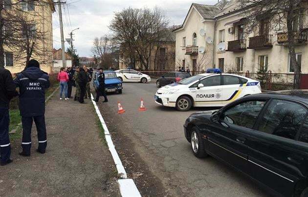 В Мукачево неизвестные устроили разборки со стрельбой посреди улицы: есть раненые