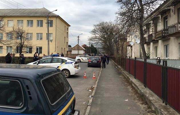 У Мукачеві невідомі влаштували розбірки зі стріляниною посеред вулиці: є поранені