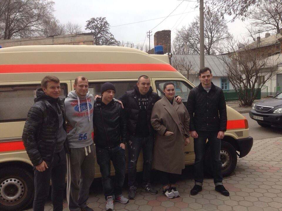 Футболісти "Дніпра" подарували військовим в АТО машину "швидкої допомоги"