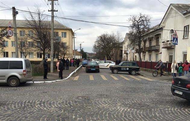 В Мукачево неизвестные устроили разборки со стрельбой посреди улицы: есть раненые
