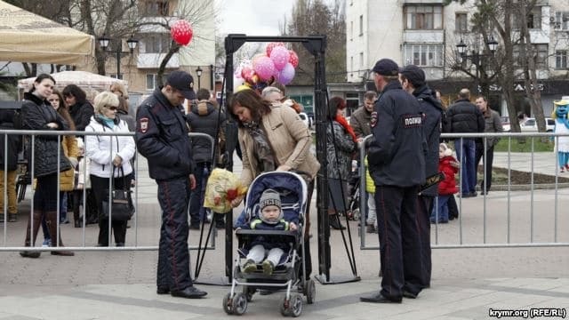 Масленица "по-русски": в Крыму гостей праздника подвергли тщательному досмотру
