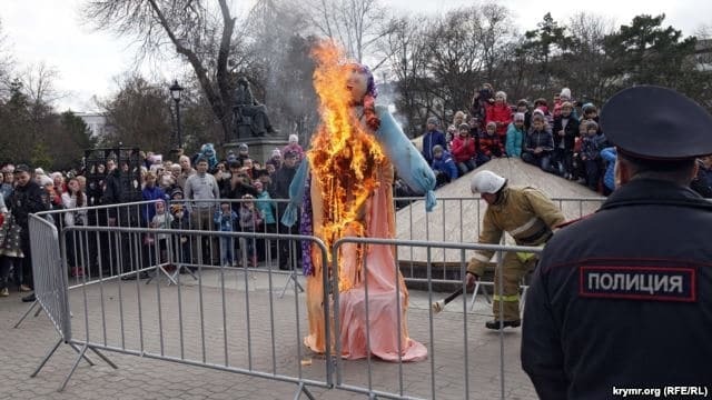 Масленица "по-русски": в Крыму гостей праздника подвергли тщательному досмотру