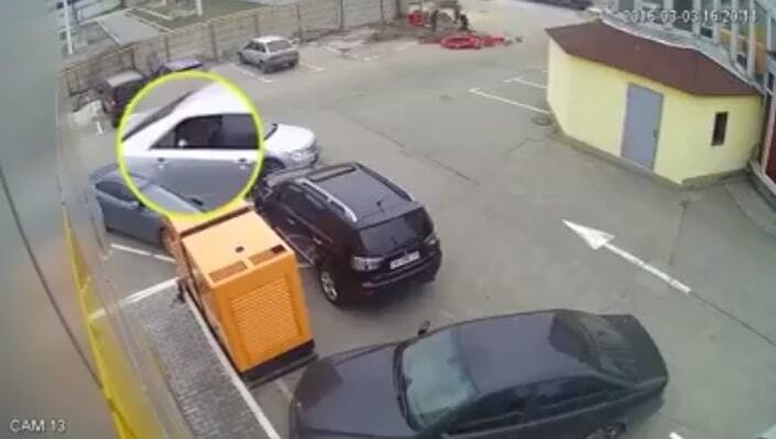 В Киеве воры с рогаткой ограбили автомобиль: видеофакт