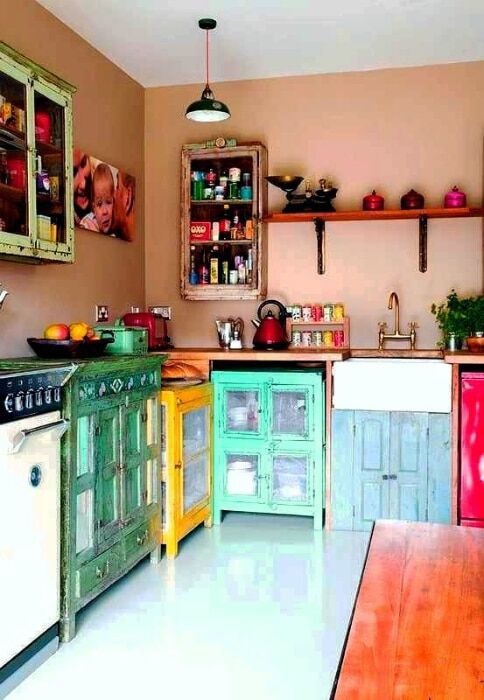 Как оформить кухню в ярких цветах: 15 отличных примеров