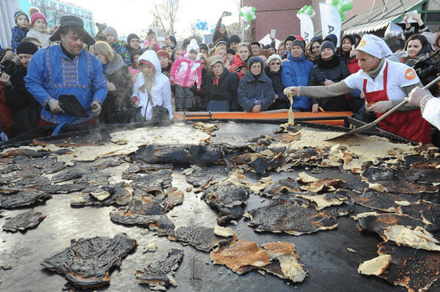 Съели "заживо": в Москве показали горелый блин "с лопаты" перед "растерзанием" толпы