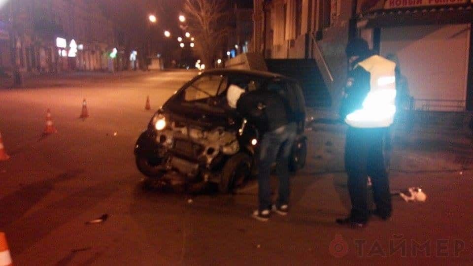 В Одессе Mercedes въехал в магазин, водитель бежал с места ДТП: опубликованы фото