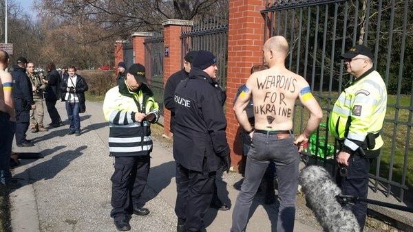 Зелені, але не ввічливі: біля російського посольства в Празі познущалися над Путіним і Земаном