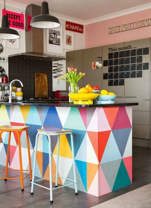 Как оформить кухню в ярких цветах: 15 отличных примеров