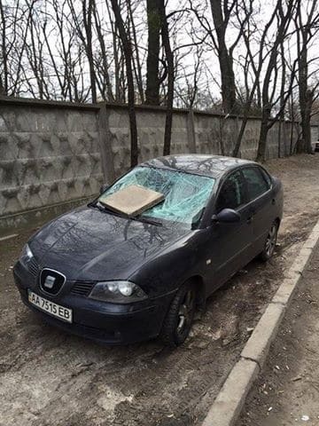 В Киеве герою парковки разбили в машине лобовое стекло - соцсети